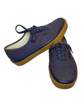 Vans Low Top Lace Up Blue Sneakers with Gum Sole | 8 (women) 6.5 (men)